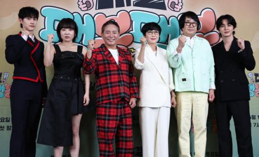 배우 곽동연(왼쪽부터), 코미디언 이은지, 이봉원, 팽현숙, 최양락, 배우 유승호가 17일 서울 마포구 스탠포드호텔에서 열린 예능 프로그램 대결! 팽봉팽봉 제작발표회에 참석해 포즈를 취하고 있다. 뉴스1