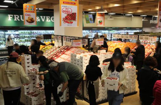 17일 오픈한 이마트 푸드마켓 고덕점에서 고객들이 과일 코너를 둘러보고 있다. 이마트 제공