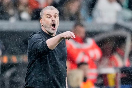 엔제 포스테코글루 토트넘 감독이 18일 오전(한국시간) 독일 프랑크푸르트의 도이체방크 파크에서 열린 프랑크푸르트와의 2024~25시즌 UEL 8강 2차전에서 그라운드의 선수들에게 지시를 내리고 있다. 프랑크푸르트=AP