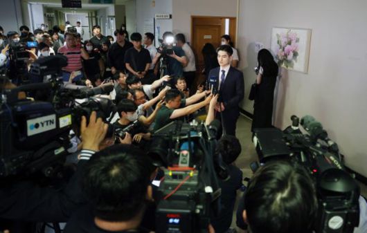 2023년 6월 부산고법에서 '부산 돌려차기 사건 가해자'에게 20년형이 선고된 뒤 김진주씨와 김씨의 변호인이 판결에 대한 입장을 밝히고 있다. 연합뉴스