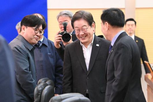 이재명 전 더불어민주당 대표가 17일 대전 유성구 국방과학연구소를 방문해 관계자들과 인사하고 있다. 뉴시스