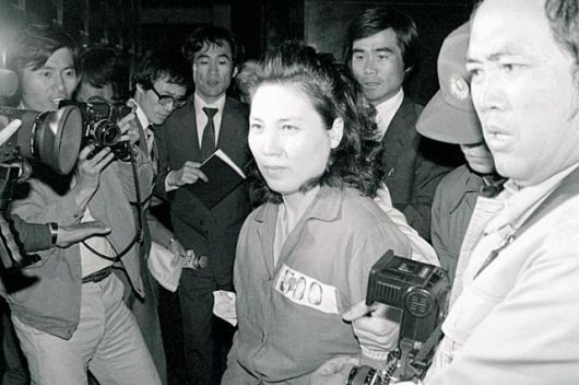 1982년 5월 '어음 사기' 혐의로 구속된 장영자씨 모습. 장씨는 남편 이철희씨와 함께 사채시장을 통해 7,000억 원에 육박하는 사기 행각을 벌였다. 한국일보 자료사진