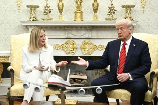 도널드 트럼프(오른쪽) 미국 대통령이 17일 워싱턴 백악관 집무실에서 조르자 멜로니 이탈리아 총리와 정상회담을 하고 있다. 워싱턴=AFP 연합뉴스