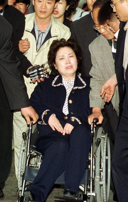 2000년 5월 19일 세 번째 사기 혐의로 구속영장이 청구된 장영자씨가 구속 전 피의자심문을 받기 위해 법원으로 이동하고 있다. 한국일보 자료사진