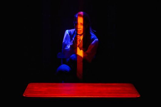 배우 최정원이 홀로 다양한 캐릭터를 연기하는 연극 '지킬앤하이드'의 한 장면. 글림컴퍼니 제공