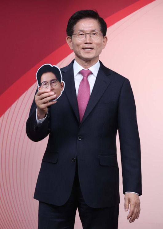 17일 서울 여의도 국민의힘 중앙당사에서 열린 제21대 대통령선거 '1차 경선 토론회 미디어데이' 행사에서 김문수 전 고용노동부 장관이 얼굴 사진을 들어 보이고 있다. 뉴시스