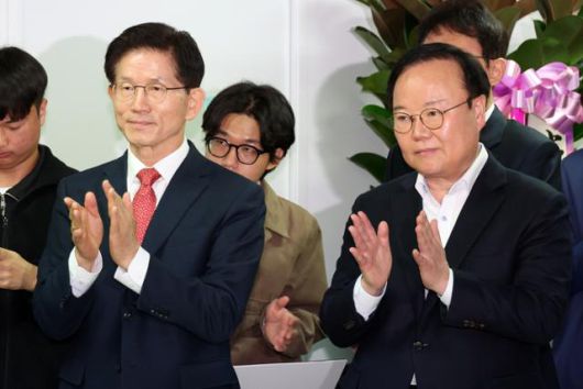 제21대 대통령 선거 출마를 선언한 김문수(왼쪽 두 번째) 전 고용노동부 장관이 15일 서울 여의도 대하빌딩 경선 캠프에서 열린 청년·대학생들의 지지 선언 기자회견에 참석해 박수를 치고 있다. 오른쪽은 김문수 캠프의 총괄 선대본부장을 맡은 김재원 전 국민의힘 최고위원. 뉴시스