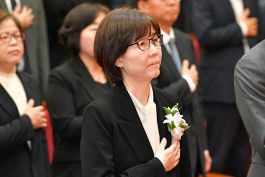 이미선 재판관이 18일 서울 종로구 헌법재판소 대강당에서 열린 퇴임식에서 국민의례를 하고 있다. 남동균 인턴기자