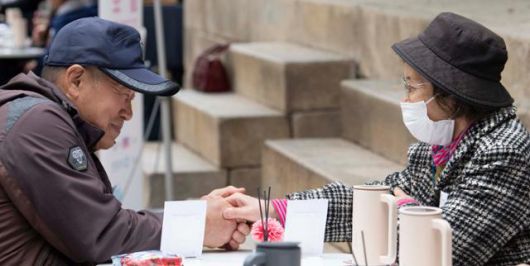 지난해 10월 23일 서울 종로구 운현궁에서 열린 시니어판 '나는 솔로' 종로 굿라이프 챌린지에 참가한 어르신이 대화를 나누고 있다. 류기찬 인턴 기자