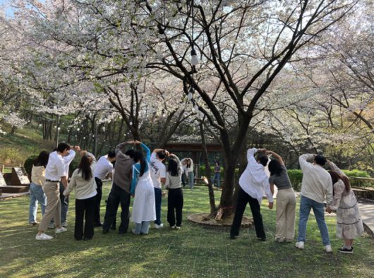 지난 11일 서울 서대문구가 개최한 '썸대문 with 벚꽃' 행사에서 참가자들이 게임을 하고 있다. 서대문구 제공