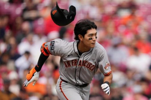 샌프란시스코 이정후가 지난달 31일(한국시간) 미국 오하이오주 신시내티 그레이트 아메리칸 볼파크에서 열린 2025 메이저리그 신시내티와 경기에서 8회초 내야 안타를 친 후 1루로 달리고 있다. 신시내티=AP 뉴시스