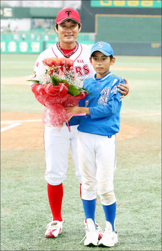 2010년 당시 KIA 소속 이종범과 아들 이정후가 사진촬영을 하고 있다. KIA 제공