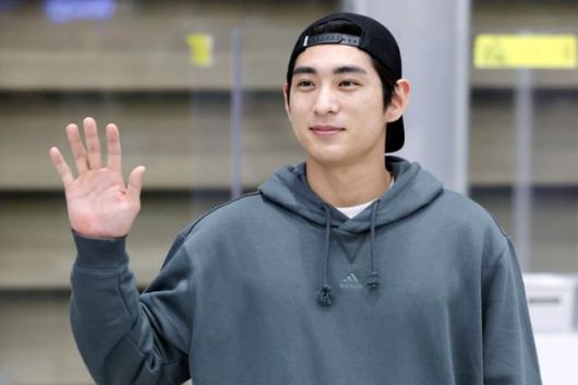 메이저리그 샌프란시스코에 입단한 이정후가 2023년 12월 19일 인천국제공항을 통해 귀국 후 취재진을 향해 손을 흔들고 있다. 뉴시스