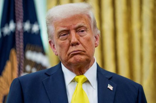 도널드 트럼프 미국 대통령이 18일 미국 워싱턴 백악관 대통령 집무실에서 메멧 오즈 메디케어 및 메디케이드 서비스 센터장 취임식 발언을 듣고 있다. 워싱턴=로이터 연합뉴스