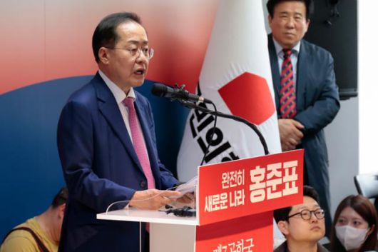 홍준표 전 대구시장이 14일 서울 여의도 대하빌딩에 마련된 선거사무소에서 6·3 대선 출마를 선언하고 있다. 연합뉴스