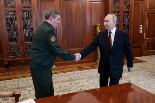 블라디미르 푸틴(오른쪽) 러시아 대통령이 19일 러시아 크렘린궁에서 발레리 게라시모프 러시아군 총참모장과 악수를 하고 있다. 모스크바=타스 연합뉴스