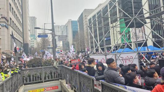 2월 15일 광주 금남로 일대에서 보수단체 '세이브코리아' 집회 참가자들이 태극기와 성조기를 흔들고 있다. 광주=김진영 기자