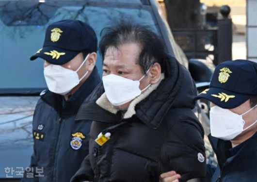 무속인 건진법사로 알려진 전성배씨가 2024년 12월 19일 서울 양천구 서울남부지방법원에서 열린 정치자금법 위반 혐의 영장실질심사(구속 전 피의자심문)에 출석하고 있다. 홍인기 기자