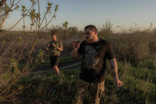 우크라이나 군인들이 19일 우크라이나 동부 도네츠크주 최전방에 있는 코스티안티니우카 마을에서 지상에 떨어진 러시아 무인기(드론)를 점검하고 있다. 코스티안티니우카=로이터 연합뉴스