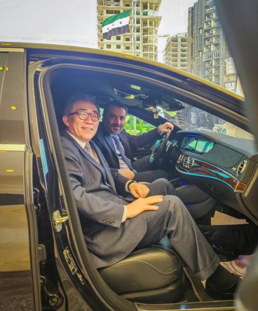 지난 10일(현지시간) 수교를 위해 시리아를 방문한 조태열(왼쪽) 외교부 장관이 아스아드 알-샤이바니 시리아 외교장관과 단둘이 차량에 앉아 있다. 외교부 제공