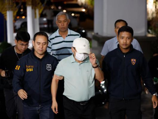 지난달 지진으로 무너진 태국 감사원 건물 시공사의 중국인 관계자인 장촹린이 19일 방콕의 한 호텔에서 태국 수사당국 관계자들에게 체포된 뒤 호송되고 있다. 방콕=EPA 연합뉴스
