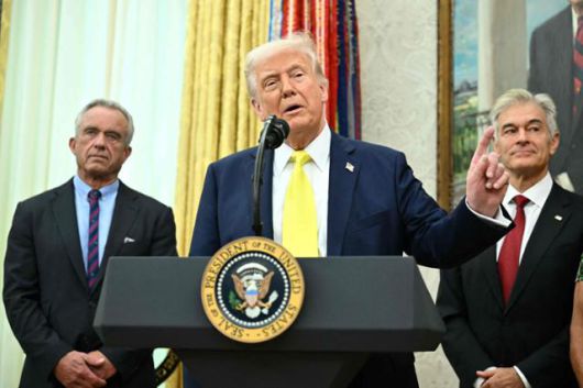 도널드 트럼프 대통령이 18일 워싱턴에 위치한 백악관 집무실에서 발언하고 있다. 워싱턴=AFP 연합뉴스