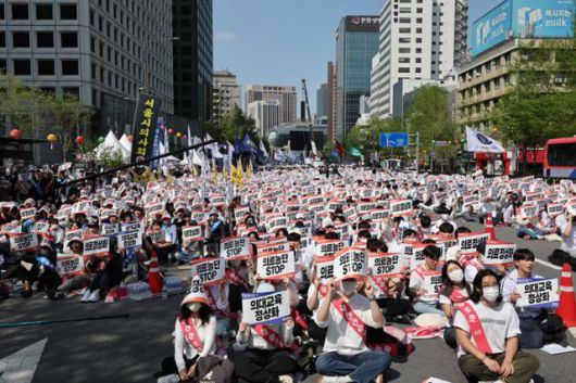 20일 서울 중구 숭례문 인근 세종대로에서 열린 '의료정상화를 위한 전국의사궐기대회'에서 참석자들이 구호를 외치고 있다. 뉴스1