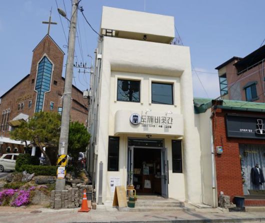 경북 예천군 청년마을인 생텀마을을 거친 청년들이 예천에 정착해 운영하는 카페 '도깨비곳간'. 비어 있던 예천읍 옛 중앙파출소 건물을 카페로 개조했다. 예천=김정혜 기자