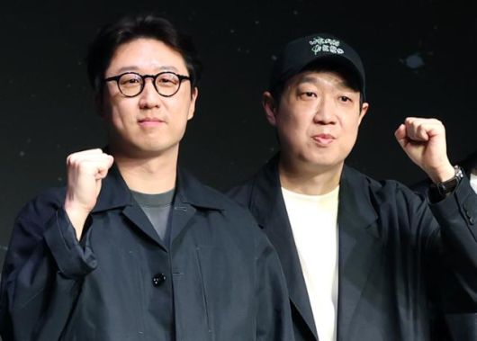 배수민 감독과 한준희 기획총괄(오른쪽)이 21일 서울 마포구 호텔 나루 엠갤러리에서 진행된 넷플릭스 시리즈 약한영웅 Class 2 제작발표회에 참석해 포즈를 취하고 있다. 뉴스1