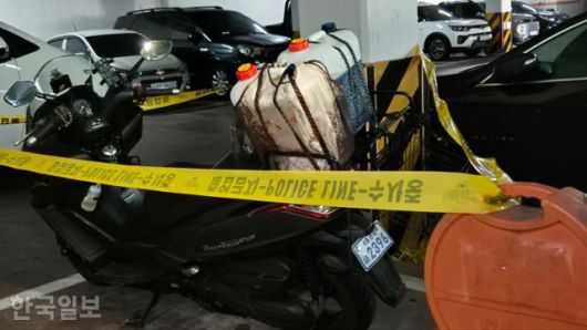 21일 서울 관악구 봉천동 아파트에 불을 낸 이모씨가 타고 온 오토바이 뒷좌석에 기름통 2개가 실려있다. 김나연 기자