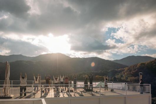 경북 예천군 효자면의 청년마을인 생텀마을 참가자들이 지난해 11월 2일 효자면 복합문화공간에서 체조를 하고 있다. 생텀마을 제공