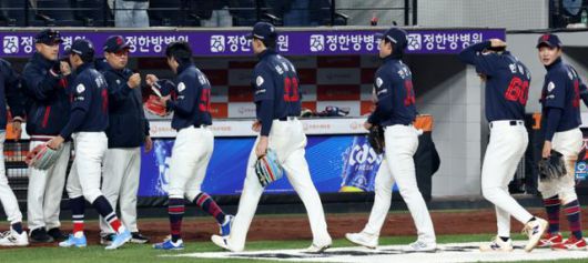 롯데 선수들이 3일 대전 원정에서 승리한 뒤 하이파이브를 하고 있다. 뉴스1