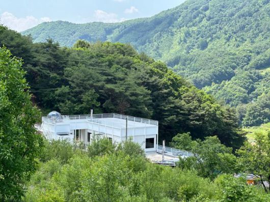 경북 예천군 생텀마을에서 명상과 휴식 등 주요 프로그램이 진행되는 복합문화공간 전경. 예천군에서도 풍광이 뛰어난 효자면 산 중턱에 지어졌다. 생텀마을 제공