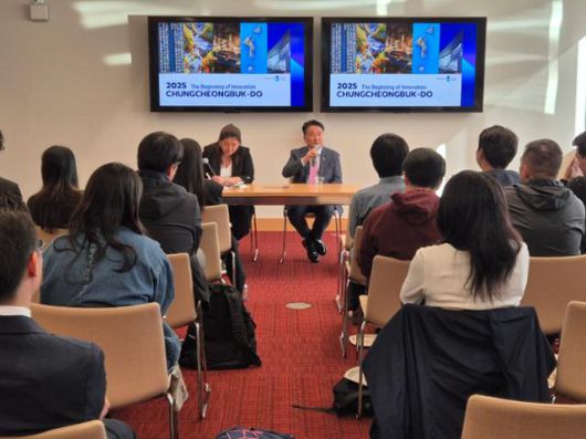 김영환 충북지사가 지난 15일 하버드대 케네디스쿨에서 하버드생들을 대상으로 특별 강연을 하고 있다. 김 지사는 의료비후불제, 도시농부, 일하는밥퍼 등 충북의 혁신 정책과 실천 모델을 상세히 소개해 관심을 모았다. 자유토론 시간에서는 지방소멸과 지역균형발전, 고령화, 일자리 정책 등 다양한 주제의 질문이 쏟아졌다. 대학 측은 많은 정치인과 명사들이 강연했지만 이처럼 호응이 뜨거웠던 적은 없었다. 혁신과 미래비전을 담론으로 한 솔직한 대화가 학생들의 마음을 움직인 것 같다고 전했다.