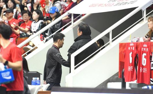 김상식 안양 정관장 감독이 17일 경기 안양 정관장아레나에서 열린 2024~25 프로농구 6강 플레이오프 울산 현대모비스와 경기 도중 심판 판정에 항의하다 테크니컬 파울 누적으로 퇴장당하고 있다. 한국농구연맹 제공