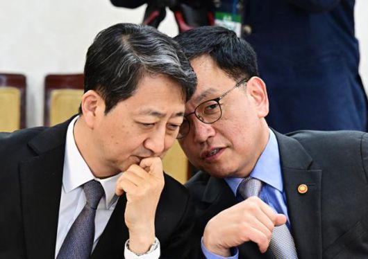 최상목(오른쪽) 경제부총리와 안덕근 산업통상자원부 장관이 21일 정부서울청사에서 열린 경제안보전략 TF회의에서 이야기를 나누고 있다. 왕태석 선임기자