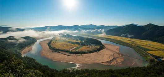 경북 예천군 용궁면의 회룡포 마을. 낙동강 지류인 내성천이 휘감아 돌아가는 모습을 용의 형상에 비유해 이런 이름이 붙여졌다. 예천군 제공
