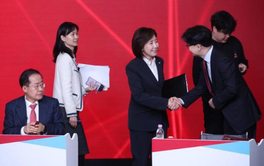 국민의힘 소속 나경원(가운데) 의원과 한동훈(오른쪽 두 번째) 전 대표가 20일 서울 강서구 ASSA아트홀에서 열린 대선 후보 1차 경선토론회에 참석해 악수하고 있다. 맨 왼쪽은 홍준표 전 대구시장. 국회사진기자단