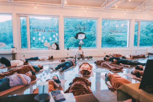 경북 예천군 청년마을인 생텀마을 참가자들이 지난해 7월 27일 효자면 복합문화공간에서 휴식을 취하고 있다. 생텀마을 제공