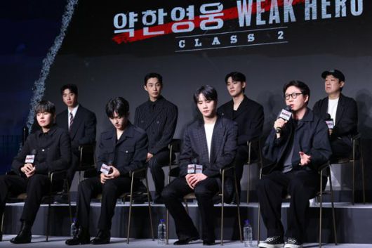 유수민 감독이 21일 서울 마포구 호텔 나루 엠갤러리에서 열린 넷플릭스 '약한영웅 Class 2' 제작발표회에서 인사말을 하고 있다. 연합뉴스