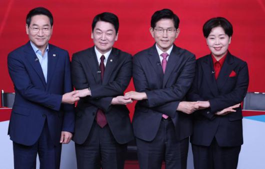 (왼쪽부터) 유정복 시장, 안철수 의원, 김문수 전 장관, 양향자 전 의원이 19일 서울 강서구 ASSA아트홀에서 열린 '제21대 대통령 선거 국민의힘 1차 경선 A조 토론회'에서 토론 시작 전 기념촬영을 하고 있다. 뉴시스