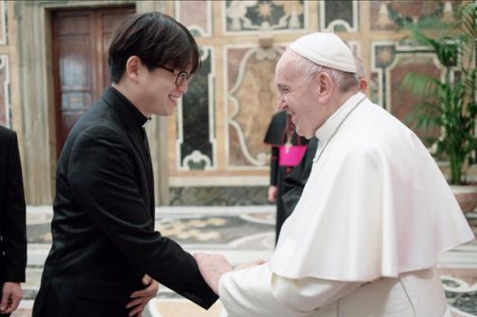 2014년 방종우 신부가 교황을 알현하고 있다. 방종우 신부 제공
