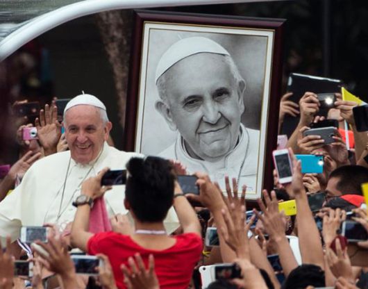 21일 선종한 프란치스코 교황이 지난 2015년 필리핀 마닐라를 찾았을 당시 시민들이 크게 환영하고 있다. 마닐라=AP 연합뉴스 자료사진