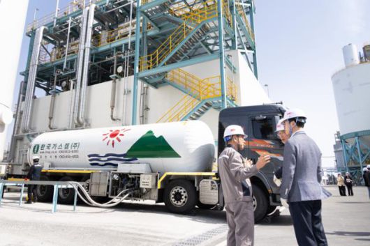 김완섭 환경부 장관이 지난달 14일 전북 군산시 에스지씨에너지를 방문하여 탄소 포집·활용 설비를 살펴보고 온실가스 감축 선도기업에 대한 지원확대 방안을 논의하고 있다. 환경부 제공