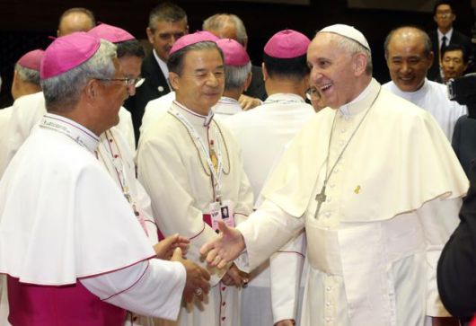 2014년 4박 5일의 방한 일정을 마친 프란치스코 교황이 배웅 나온 사제들과 인사하고 있다. 성남=연합뉴스