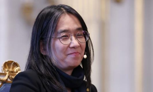 아시아 여성 작가 중 처음으로 노벨문학상을 수상한 한강 작가가 지난해 12월 6일 스톡홀름 스웨덴 아카데미에서 기자회견을 하고 있다. 스톡홀름=뉴스1