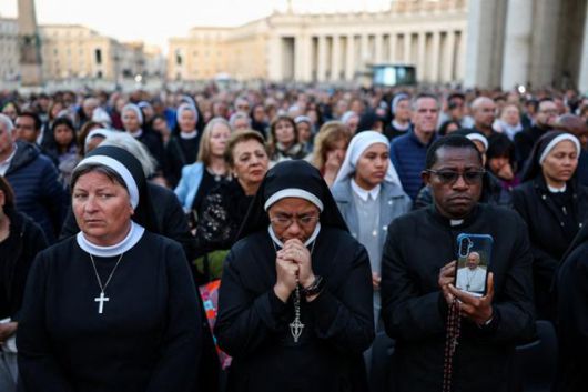 22일 바티칸 성 베드로 광장에 프란치스코 교황을 추모하는 사제들이 기도를 하고 있다. 바티칸=로이터 연합뉴스