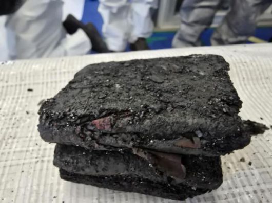 국토교통부 항공철도사고조사위원회가 1월 28일 김해국제공항에서 발생한 에어부산 여객기 화재 사고조사 진행 현황을 14일 발표했다. 사진은 기내에서 발견된 보조 배터리. 국토교통부 제공