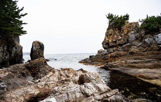 협곡계단을 내려오면 보이는 풍경. 좌측 시스택과 우측 갯바위 사이로 작은 만이 형성돼 있다.