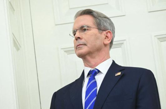 스콧 베선트 미국 재무장관이 22일 워싱턴 백악관 대통령 집무실(오벌오피스)에서 열린 폴 앳킨스 증권거래위원회(SEC) 위원장 취임 행사에 참석해 취재진과 도널드 트럼프 대통령 간 문답을 듣고 있다. 워싱턴=AFP 연합뉴스